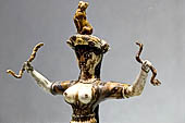 Museo di Heraclion. La dea dei serpenti, statua in ceramica proveniente dal palazzo di Cnosso, Grecia. Civilt minoica, XVII-XVI secolo aC.